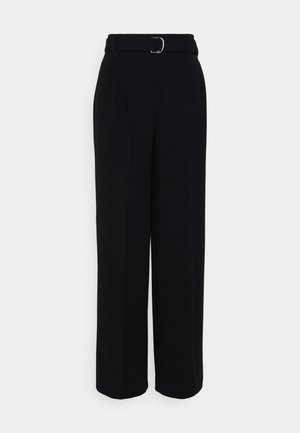 Zwarte op maat gemaakte broek met een wijde pijpen-silhouet, voorzien van een riem met een zilveren gesp, plooien en een gladde stofstructuur.