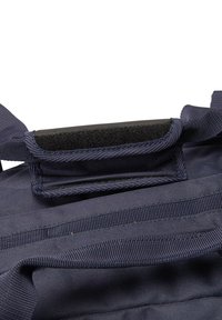 Borsa di tessuto blu scuro con manico imbottito, chiusura in velcro e cuciture rinforzate. Presenta spallacci regolabili e una superficie texturizzata.