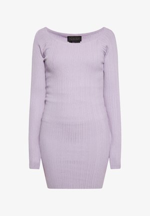 Lila csíkos, hosszú ujjú ruha, kerek nyakkivágással és testre simuló fazonnal. Simaszerű tapintású, függőleges csíkokkal az egész felületen.