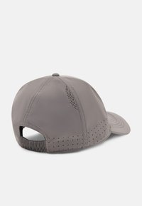 Casquette de baseball grise en matière lisse, avec un dos perforé et une visière incurvée, ornée de coutures discrètes.