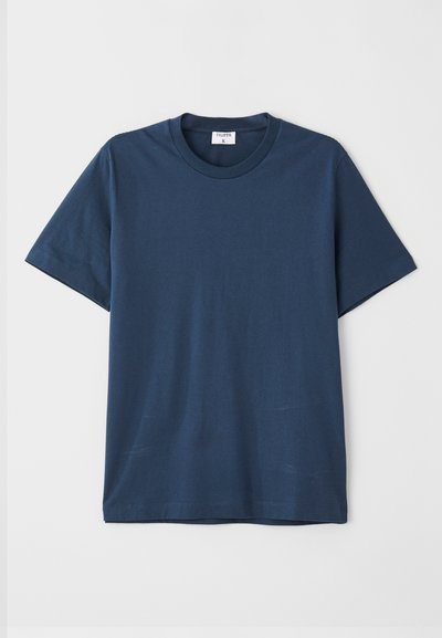 T-shirt bleu marine à manches courtes en coton, avec un col rond et une texture lisse, au design minimaliste et sans motifs visibles.