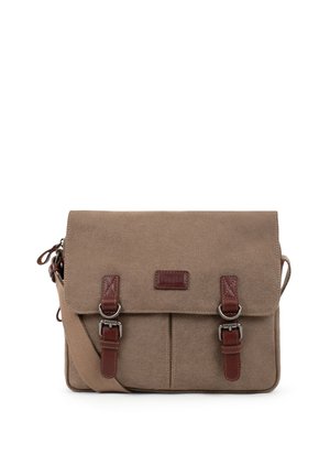 Sac messager en toile marron avec rabat, deux sangles à boucle marron foncé et bandoulière réglable, écusson logo visible au centre avant.
