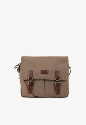 Sac messager en toile marron avec rabat, deux sangles à boucle marron foncé et bandoulière réglable, écusson logo visible au centre avant.