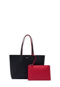 Bolso tote negro con asas y detalles rojos, que incluye un pequeño bolso rojo. Fabricado con materiales texturizados, con un detalle de logo en relieve en ambos artículos.