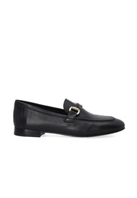 Sorte læder loafers med rund tå, dekorativt detaljer i guldtonet spænde og flad hæl. Glat tekstur med syninger.