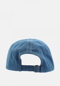 Casquette de baseball en denim bleu avec une sangle ajustable, présentant une texture de tissu souple, une calotte arrondie et une visière courbée. L'arrière est ouvert avec une boucle en métal.