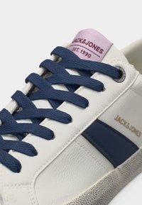 Jack & Jones JFWAXEL - Αθλητικά παπούτσια - white/moonlit ocean