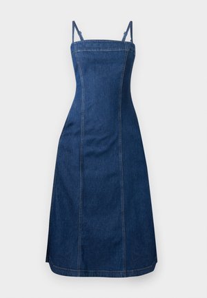Robe en denim bleu foncé avec bretelles spaghetti ajustables, corsage ajusté et jupe évasée. Présente des coutures surpiquées et un ourlet droit.