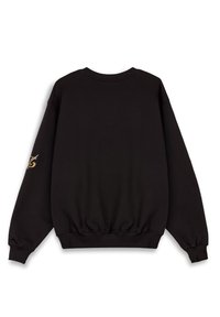 Zwarte sweatshirt met lange mouwen, ronde hals, ribgebreide manchetten en zoom. Gouden accent op de linkermouw voegt een opvallend detail toe. Zachte stoftextuur.