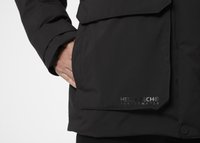 Fekete vízálló dzseki zsebből és Helly Tech® Performance márkajelzésből. Simább textúra modern dizájnnal.