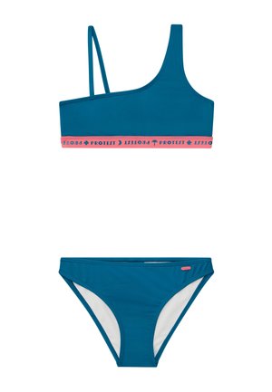 Maillot de bain bleu deux pièces avec un haut asymétrique comportant une large bretelle, une fine bretelle, et une bande élastique rose portant l'inscription "PROTEST".