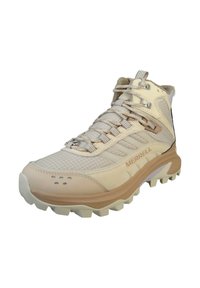 Beżowy but trekkingowy z siateczką i materiałami syntetycznymi, o teksturowanej powierzchni i wytrzymałej podeszwie z wielokierunkowymi kołkami zapewniającymi przyczepność.