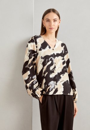 Langermet bluse i beige, svart og grått abstrakt mønster. Har V-hals, knapper og puffede ermer. Glatt tekstur.