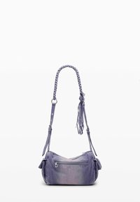 Ljubičasta lažna kožna torba s pletenim remenom, koja ima prednju džep s zatvaračem i viseće resice za dodatnu teksturu i detalje.