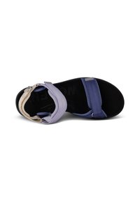 Violetti ja vaaleansininen sandaali, jossa on säädettävät hihnat, teksturoitu pohja ja muotoiltu jalkapohja. Ominaisuuksiin kuuluu musta alapinta, jossa on logo-merkintä.