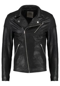 Svart fuskläder bikerjacka med en texturerad finish, asymmetrisk dragkedja och kviltade axeldetaljer. Två framfickor med dragkedja.