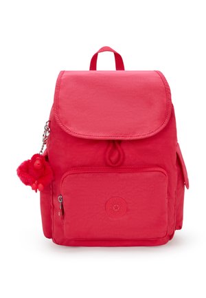 Zaino in nylon rosa con chiusura a patta, tasca frontale con zip, finitura testurizzata e un charm pom-pom morbido attaccato alla zip.