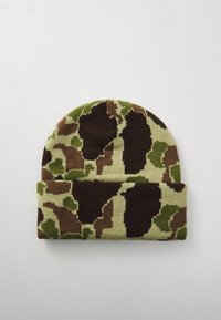 Căciulă tricotată cu model de camuflaj, având nuanțe de verde, maro și bej. Textură moale cu design cu manșetă rulată.
