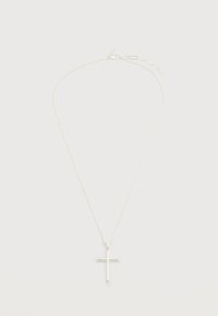 Λεπτή ασημένια αλυσίδα με απλό γυαλιστερό ασημένιο σταυρό και ρυθμιζόμενο κούμπωμα σε απλό φωτεινό φόντο.