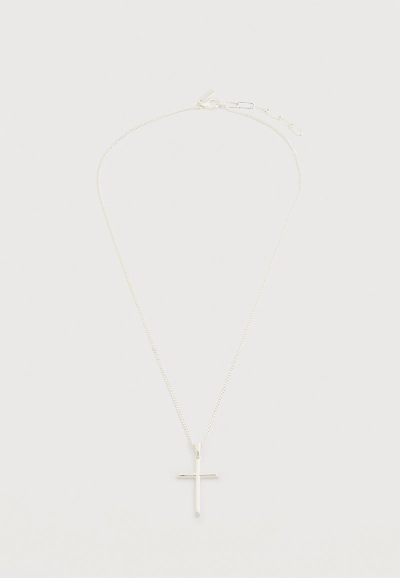 Λεπτή ασημένια αλυσίδα με απλό γυαλιστερό ασημένιο σταυρό και ρυθμιζόμενο κούμπωμα σε απλό φωτεινό φόντο.