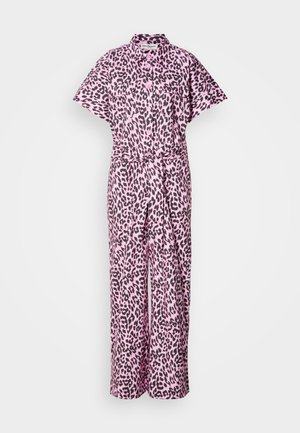 Růžový overal s leopardím vzorem, s límečkem na knoflíky, krátkými rukávy a páskem v pase. Vyroben z lehkého materiálu s volným střihem.