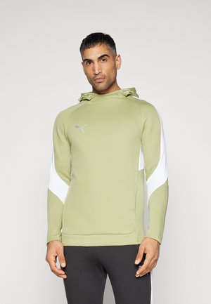 Grøn hætte sweatshirt med hvide sidepaneler, lavet af blødt materiale. Har en frontlomme og et lille gråt logo på brystet.