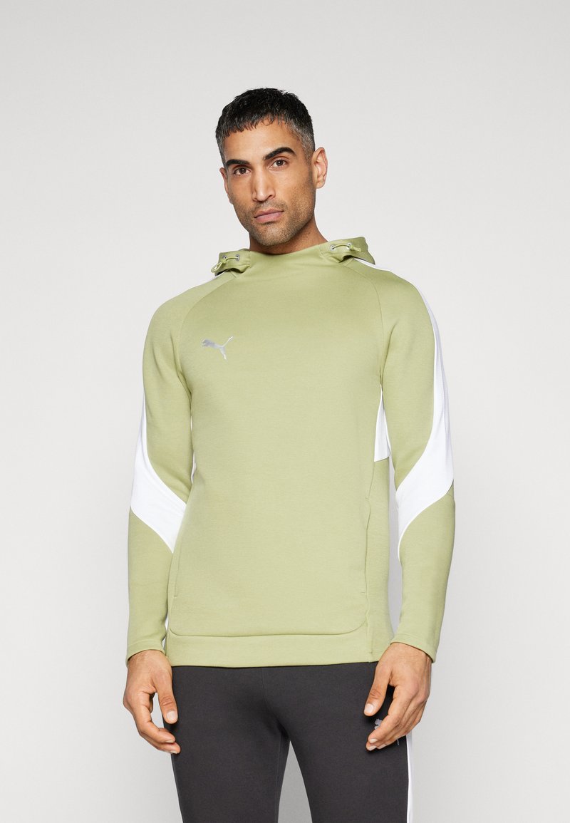 Groene hoodie met witte zijpanelen, gemaakt van zachte stof. Voorzien van een voorzak en een klein grijs logo op de borst.
