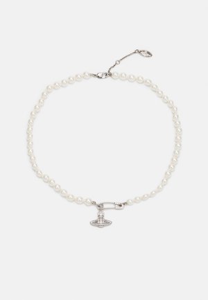 Collana di perle con perline bianche lucide, caratterizzata da un ciondolo a forma di spilla di sicurezza in tono argento decorato con strass trasparenti. Chiusura a gancio a polpo.