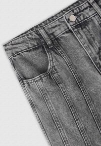 Jeans in denim nero e grigio con tasca anteriore, cuciture a contrasto e chiusura con bottone in vita.