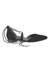 Scarpe flat in suede nero con punta appuntita e dettagli con lacci incrociati alla caviglia, con tacco basso e design minimalista.