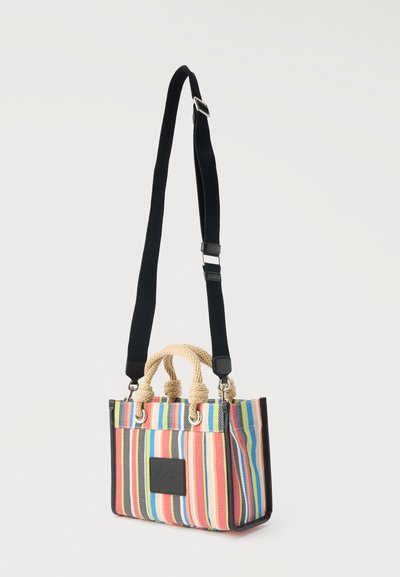 Μικρή ορθογώνια τσάντα χειρός με πολύχρωμες κάθετες ρίγες, μπεζ χερούλια από σχοινί και μακρύ ρυθμιζόμενο μαύρο λουρί ώμου.