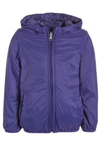 Fialová lehká bunda s měkkou texturou, zipovým uzávěrem a kapucí. Elastické manžety a lem zajišťují těsné padnutí. Vhodné pro volnočasové nošení.
