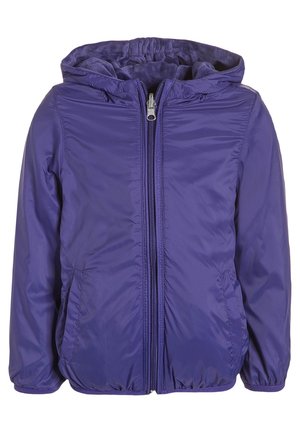 Paarse lichte jas met een zachte textuur, ritssluiting en capuchon. Elastische manchetten en zoom zorgen voor een goede pasvorm. Geschikt voor casual gelegenheid.