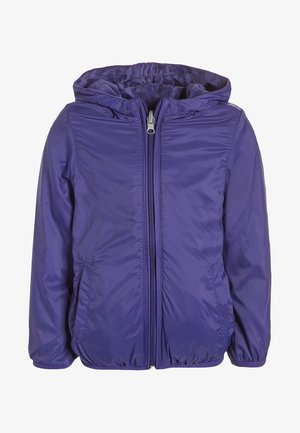 Fioletowa, lekka kurtka o miękkiej teksturze, z zapięciem na zamek błyskawiczny i kapturem. Elastyczne mankiety i dół zapewniają dopasowany krój. Odpowiednia do codziennego noszenia.
