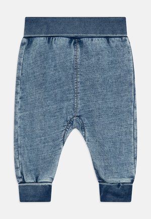 Blå babybukser med ribbet manchet, elastisk talje og synligt midtersømsdetalje, vist fladt mod en hvid baggrund.