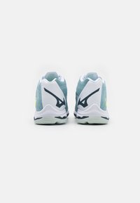 Blå och vita sportskor tillverkade av mesh och syntetmaterial. Har texturerad häl, accentuerad logotyp och gummisula.