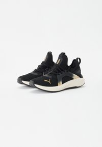 Sorte atletiske sneakers med en struktureret mesh-overdel, gyldne detaljer og en polstret sål; har et strømlinet design og en sikker pasform.
