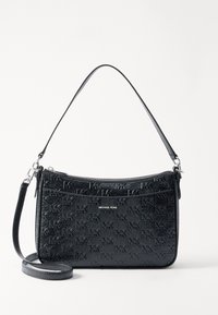 Borsa a tracolla in pelle nera con motivo a logo MK embossato, chiusura con zip e tracolla rimovibile. Texture liscia, forma compatta.