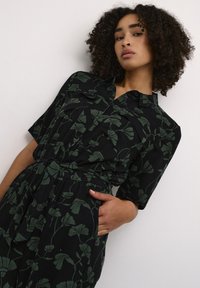 Kaffe ARUTHIE CROPPED AOP  - Salopetă - black green flower print