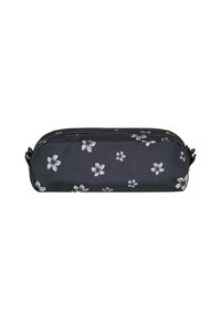 Trousse en tissu noir avec des motifs floraux blancs, fermeture à glissière et deux boucles pour un transport facile. Texture douce et forme courbée.