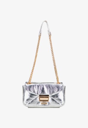 Srebrna metaliczna torebka na łańcuszku, z klapką do zamykania, złotą okuciem oraz centralnym zapięciem z detalem logo marki.