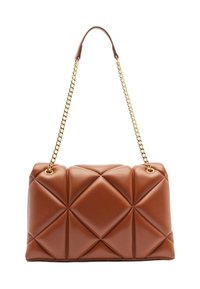 Bolso de mano de cuero marrón con diseño acolchado, con correa de cadena dorada y forma rectangular, acentuado por patrones de diamantes en la superficie.