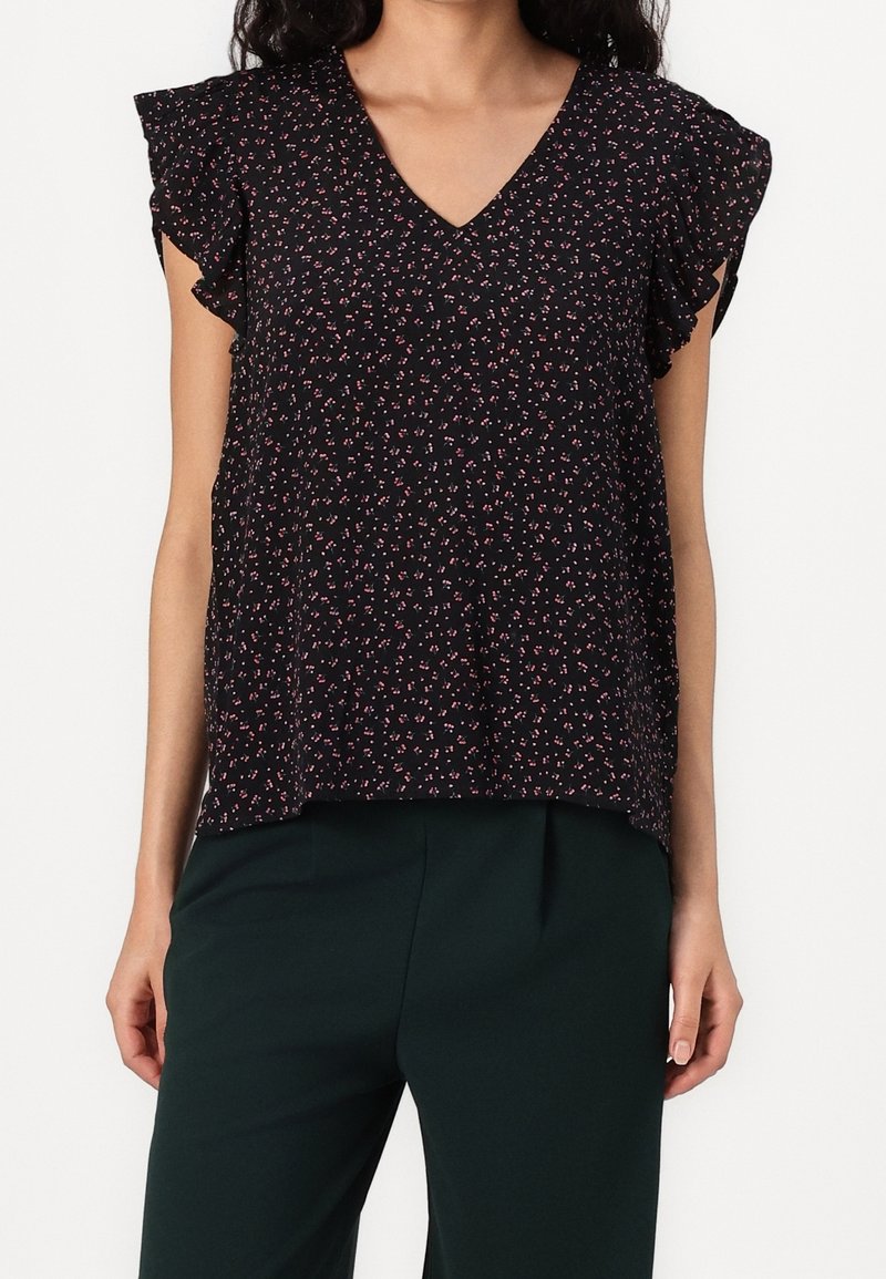 Blusa nera floreale con maniche corte a volant, scollatura a V e piccoli motivi floreali rosa e bianchi su uno sfondo scuro.
