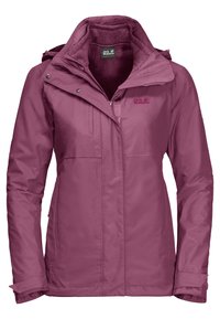 Veste de plein air imperméable mauve pour femme avec capuche, fermeture éclair intégrale, doublure intérieure en polaire, et logo Jack Wolfskin sur la poitrine et l'étiquette du col.