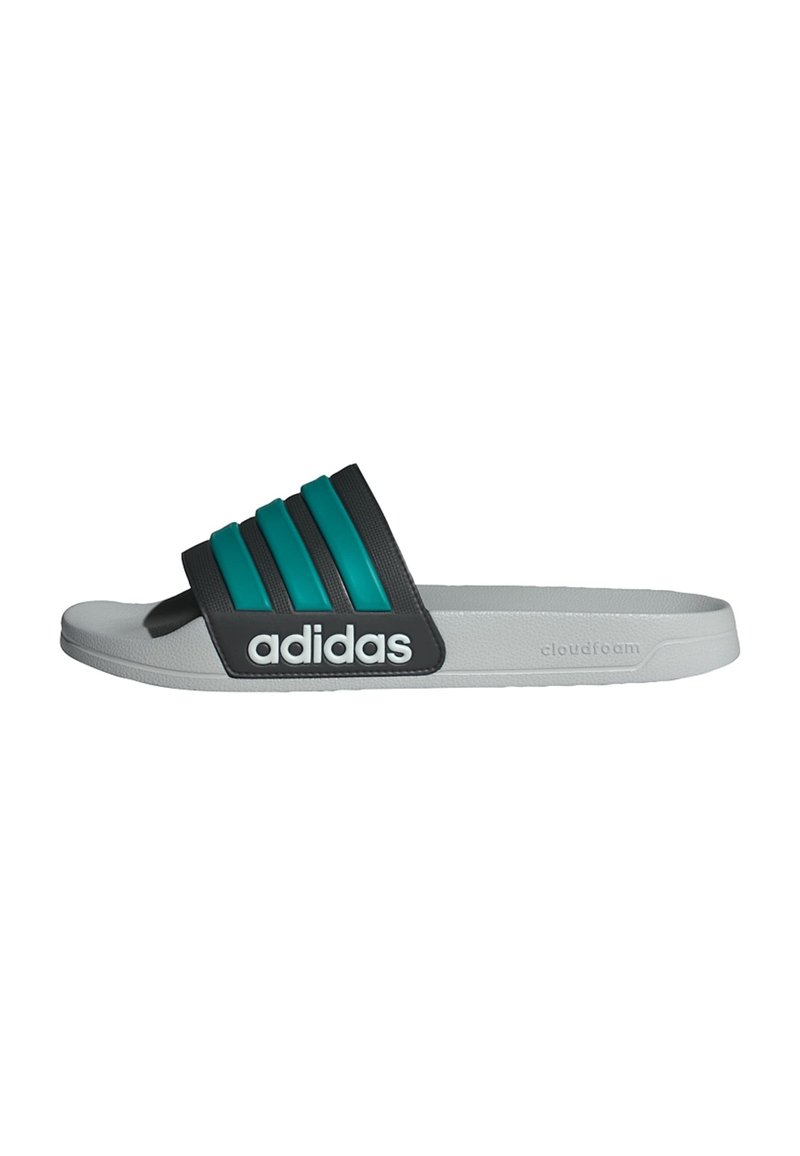 Černé a tyrkysové klouzací sandály se třemi texturovanými pásky, šedou podrážkou a bílým logem "adidas". Vyrobeny z syntetických materiálů pro pohodlí.
