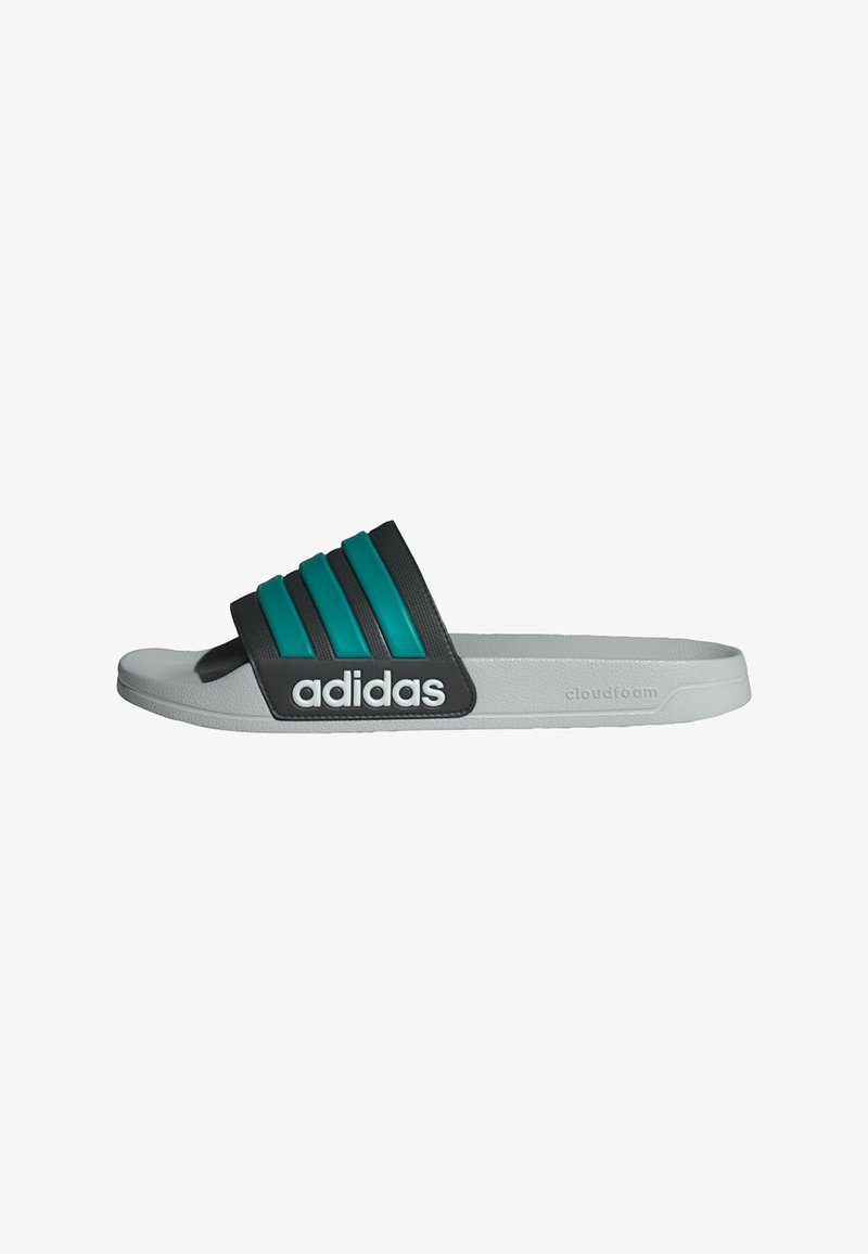 Černé a tyrkysové klouzací sandály se třemi texturovanými pásky, šedou podrážkou a bílým logem "adidas". Vyrobeny z syntetických materiálů pro pohodlí.