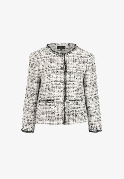 Bela in črna volnena jopica s krožnim izrezom, dolgimi rokavi, srebrnimi gumbi in dvema sprednjima žepoma z zapiranjem na gumbe.