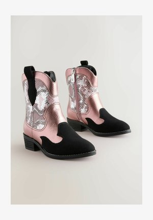 Roze gestructureerde synthetische cowboylaarzen met zwarte accenten, voorzien van een slangenhuidpatroon, een zijrits en een lage blokhak.