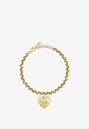 Bracciale a catena d'oro con un ciondolo a forma di cuore testurizzato e una piccola targhetta rotonda vicino alla chiusura, su sfondo bianco.