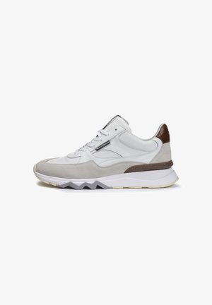 Sneaker atletica bianca con accenti grigi e marroni, caratterizzata da una superficie texturizzata, chiusura con lacci e un design di suola chunky a zigzag.